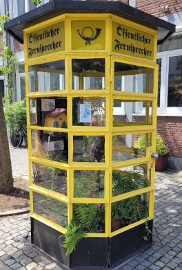 Alte Gelbe Telefonzelle in Bremen